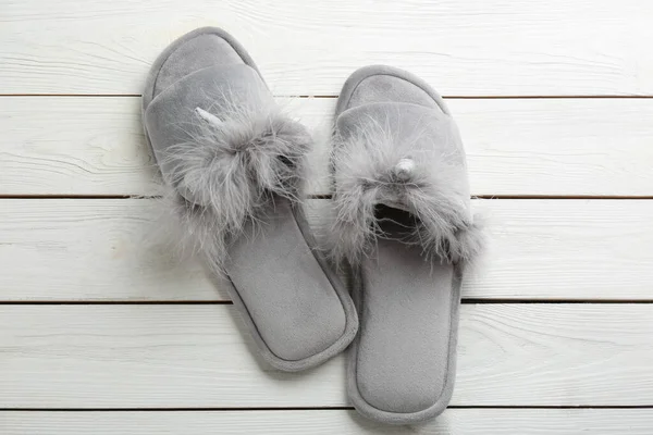 Coppia Eleganti Pantofole Morbide Sfondo Bianco Legno Posa Piatta — Foto Stock