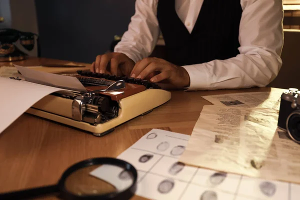 Detective Anticuado Trabajando Con Máquina Escribir Mesa Oficina Primer Plano —  Fotos de Stock