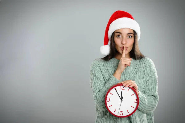 Woman Santa Hat Clock Grey Background Space Text Christmas Countdown — Stock Photo, Image