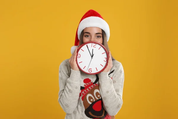 Mulher Chapéu Papai Noel Com Relógio Fundo Amarelo Contagem Regressiva — Fotografia de Stock