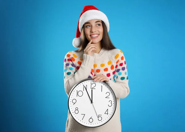 Mulher Santa Chapéu Com Relógio Fundo Azul Claro Contagem Regressiva — Fotografia de Stock
