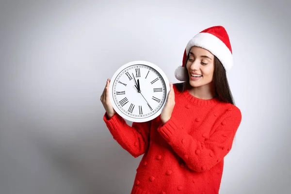 Mulher Santa Chapéu Com Relógio Sobre Fundo Branco Espaço Para — Fotografia de Stock