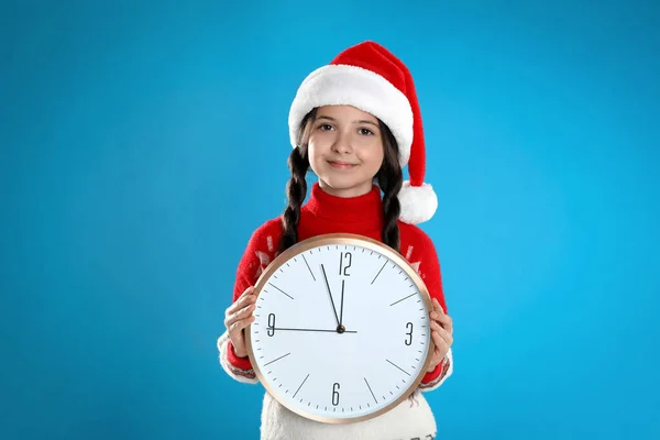 Menina Santa Chapéu Com Relógio Fundo Azul Claro Contagem Regressiva — Fotografia de Stock