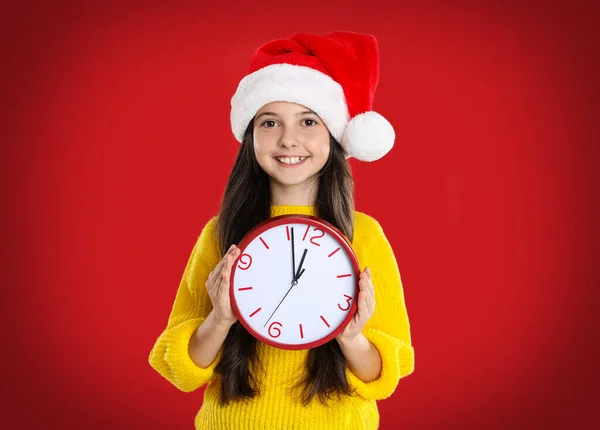 Télapó Sapkás Lány Piros Hátterű Órával Karácsonyi Visszaszámlálás — Stock Fotó