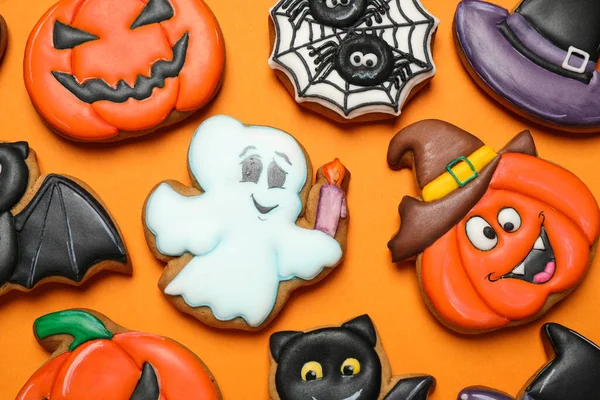 Unterschiedlich Dekorierte Lebkuchen Auf Orangefarbenem Hintergrund Flach Gelegt Halloween Feier — Stockfoto