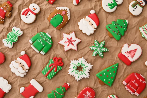 Různé Vánoční Perníkové Sušenky Zmačkaném Pergamenu Ploché — Stock fotografie