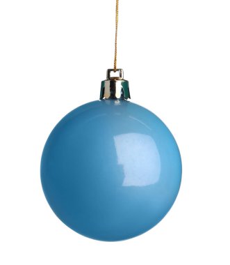 Güzel açık mavi Noel balosu beyaza izole edilmiş.