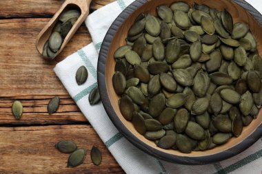 Soyulmuş tohumlar ahşap masada, düz yerde.