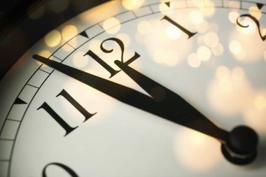 Saat gece yarısına beş dakika var. Bokeh etkisi var. Yakın çekim. Yeni yıl geri sayımı