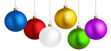Beyaz arka planda parlak noel baloları. Pankart tasarımı 