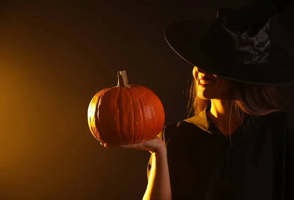 Egy Fiatal Boszorkányjelmezt Visel Tök Sötét Háttérrel Halloween Buli — Stock Fotó