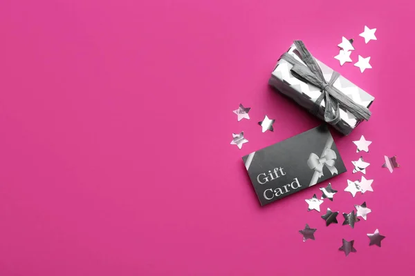 Carte Cadeau Cadeau Confettis Sur Fond Rose Plat Espace Pour — Photo