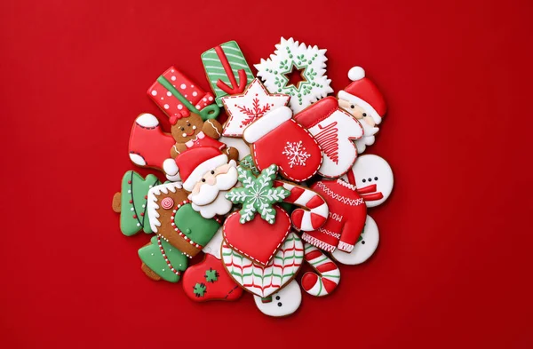 Different Christmas Gingerbread Cookies Red Background Flat Lay — Stock Photo, Image
