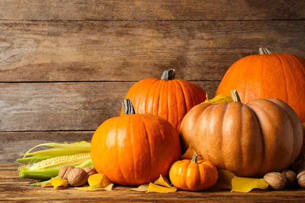 Komposition Mit Reifen Kürbissen Und Herbstblättern Auf Einem Holztisch Glücklicher — Stockfoto