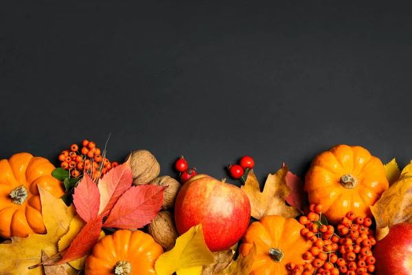 Platte Lay Compositie Met Rijpe Pompoenen Herfstbladeren Zwarte Achtergrond Ruimte — Stockfoto