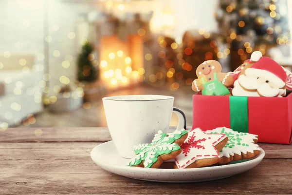 Weihnachtsplätzchen Und Tasse Heißgetränk Auf Holztisch Dekorierten Zimmer — Stockfoto