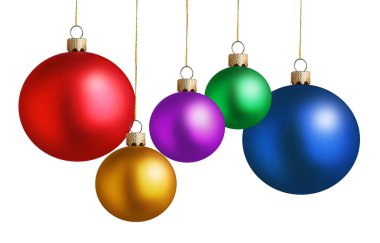 Beyaz arka planda parlak noel baloları