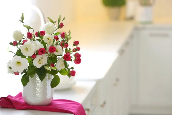 Vase Avec Des Fleurs Fraîches Sur Table Dans Cuisine Espace — Photo