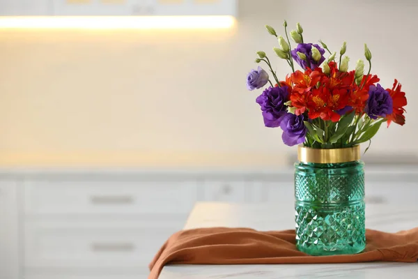Γυάλινο Βάζο Φρέσκα Λουλούδια Και Πετσέτα Στο Τραπέζι Στην Κουζίνα — Φωτογραφία Αρχείου