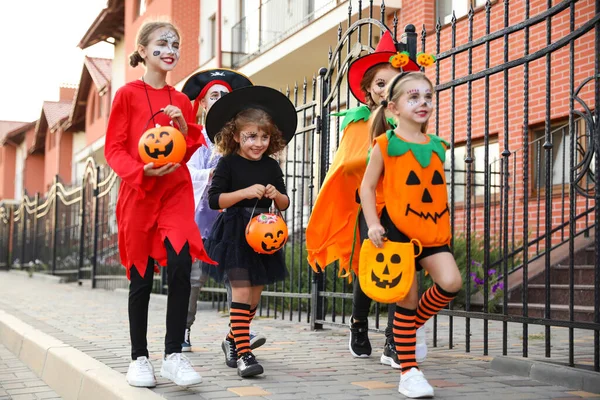 Słodkie Małe Dzieci Kostiumach Halloween Będzie Cukierek Lub Psikus Świeżym — Zdjęcie stockowe