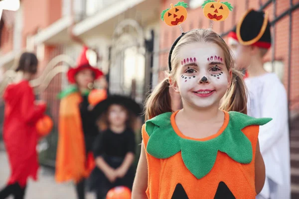 Schattig Klein Meisje Draagt Halloween Kostuum Buiten — Stockfoto