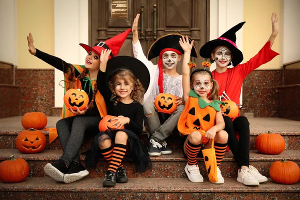 Bonito Crianças Com Abóboras Vestindo Trajes Halloween Escadas Livre — Fotografia de Stock