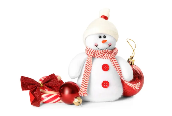 Niedliches Schneemannspielzeug Bonbons Und Rote Weihnachtskugeln Isoliert Auf Weiß — Stockfoto