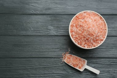 Pembe Himalaya tuzu ahşap masada, düz yerde. Metin için boşluk