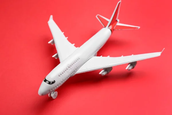 Avião Brinquedo Fundo Vermelho Perto Conceito Viagem — Fotografia de Stock