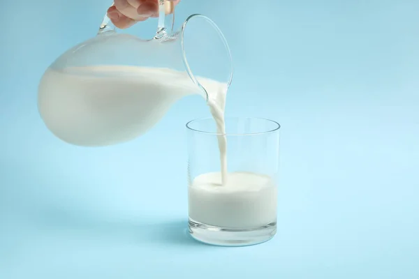 Kvinna Hälla Mjölk Glas Ljusblå Bakgrund Närbild — Stockfoto