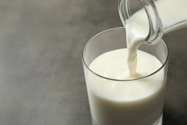 Melk Glas Gieten Grijze Tafel Close Ruimte Voor Tekst — Stockfoto