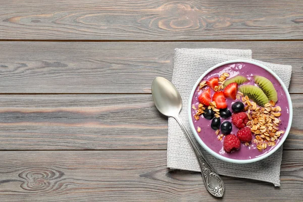 Köstlicher Acai Smoothie Mit Früchten Serviert Auf Grauem Holztisch Draufsicht — Stockfoto