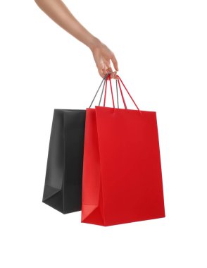 Beyaz arka planda kağıt alışveriş torbaları olan kadın, yakın plan.