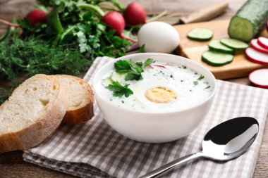 Tahta masada servis edilen kefir soslu lezzetli soğuk yaz çorbası.