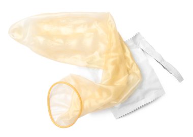 Beyaz arka planda açık prezervatif ve paket, üst görünüm. Güvenli seks.