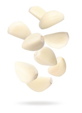 Beyaz arka planda bir sürü sarımsak karanfili düşüyor