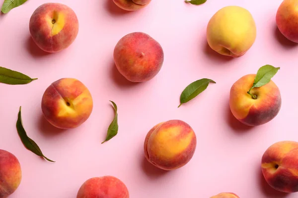 Fresh Ripe Peaches Green Leaves Pink Background Flat Lay — Stock Photo, Image