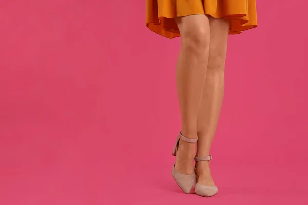 Mujer Con Zapatos Elegantes Sobre Fondo Rosa Primer Plano Espacio — Foto de Stock