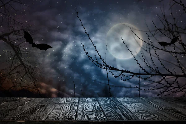 木制的表面和蝙蝠在夜空中飞着 万圣节插图 — 图库照片