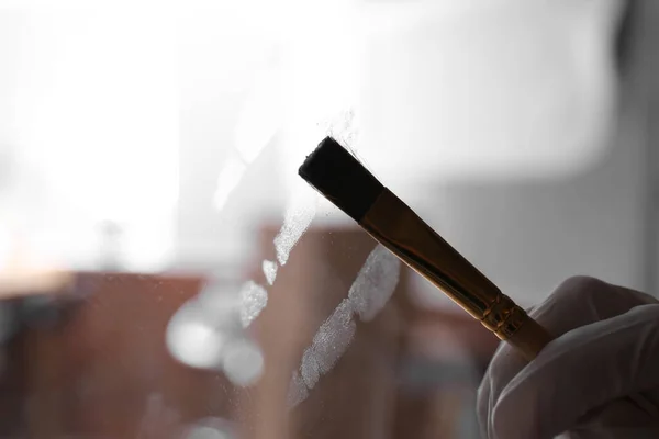 Detective Usando Pincel Polvo Para Revelar Huellas Dactilares Superficie Vidrio —  Fotos de Stock
