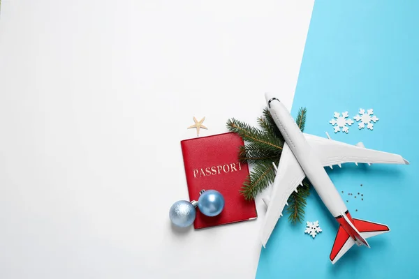 Επίπεδη Σύνθεση Lay Χριστουγεννιάτικες Διακοσμήσεις Και Διαβατήριο Στο Φόντο Χρώμα — Φωτογραφία Αρχείου