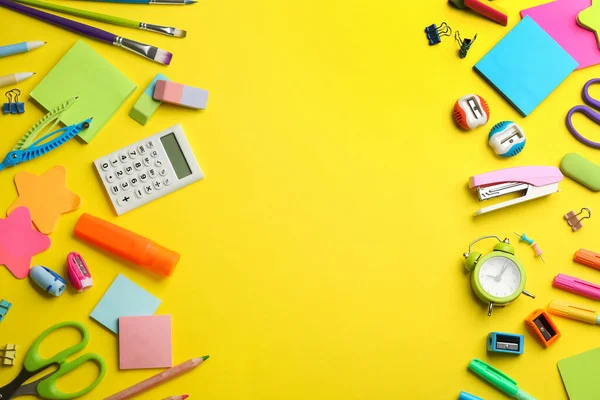 Papelería Escolar Sobre Fondo Amarillo Plano Con Espacio Para Texto — Foto de Stock