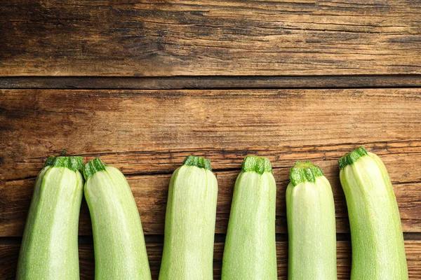 Zucchinis Verdes Crudos Mesa Madera Puesta Plana Espacio Para Texto —  Fotos de Stock