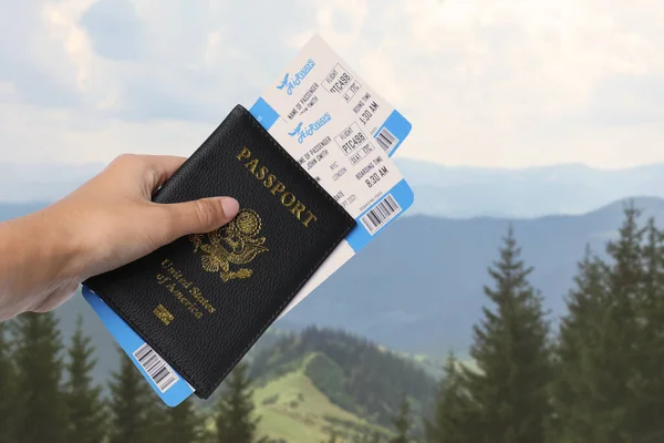 Mulher Segurando Passaporte Com Bilhetes Nas Montanhas Close Serviço Agências — Fotografia de Stock