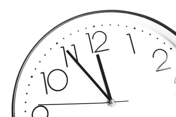 Uhr Zeigt Fünf Minuten Bis Mitternacht Auf Weißem Hintergrund Nahaufnahme — Stockfoto
