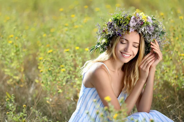 Ung Kvinna Bär Krans Gjord Vackra Blommor Fält Solig Dag — Stockfoto