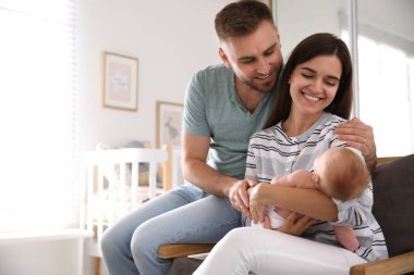 Yeni doğmuş bebekleriyle mutlu bir çift.
