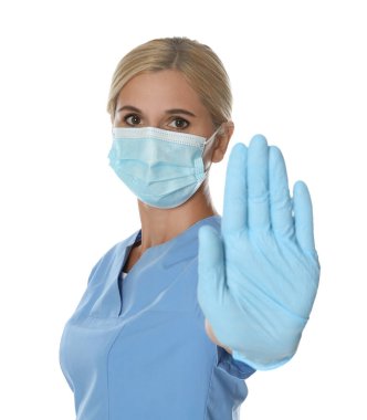 Koruyucu maskeli doktor beyaz arka planda dur hareketi gösteriyor. Koronavirüsün yayılmasını engelle