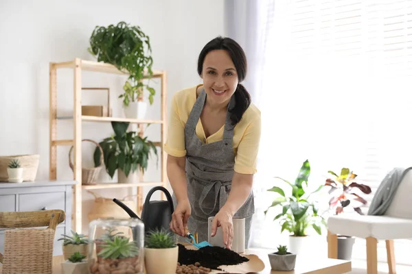 Planta Encapsulamiento Mujer Madura Casa Interesante Hobby — Foto de Stock