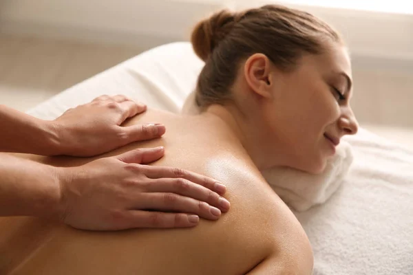 Jovem Recebendo Massagem Nas Costas Salão Spa — Fotografia de Stock